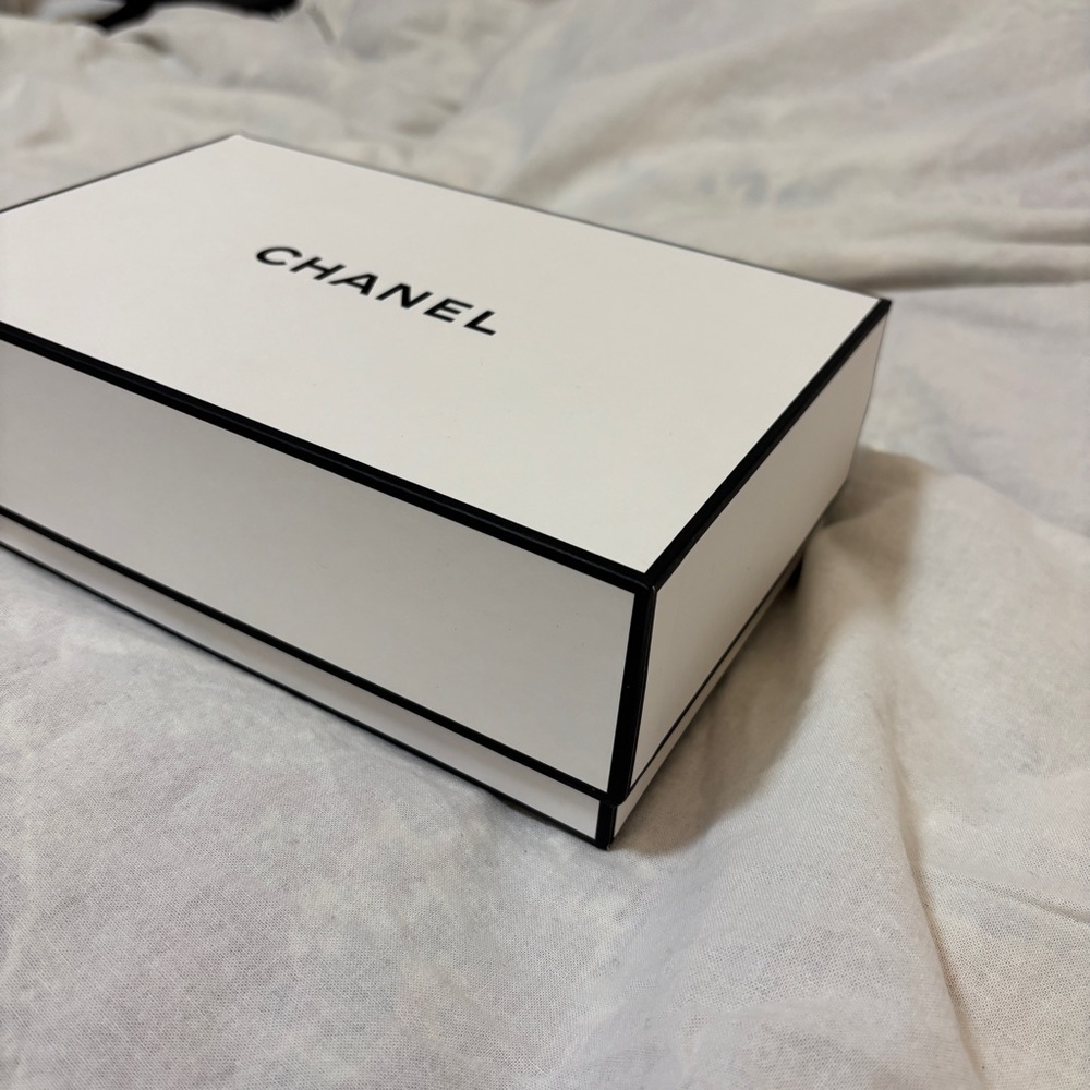 CHANEL Black & White Empty Signature Gift Box 9” X 6” x 3" EMPTY BOX - Picture 4 of 10